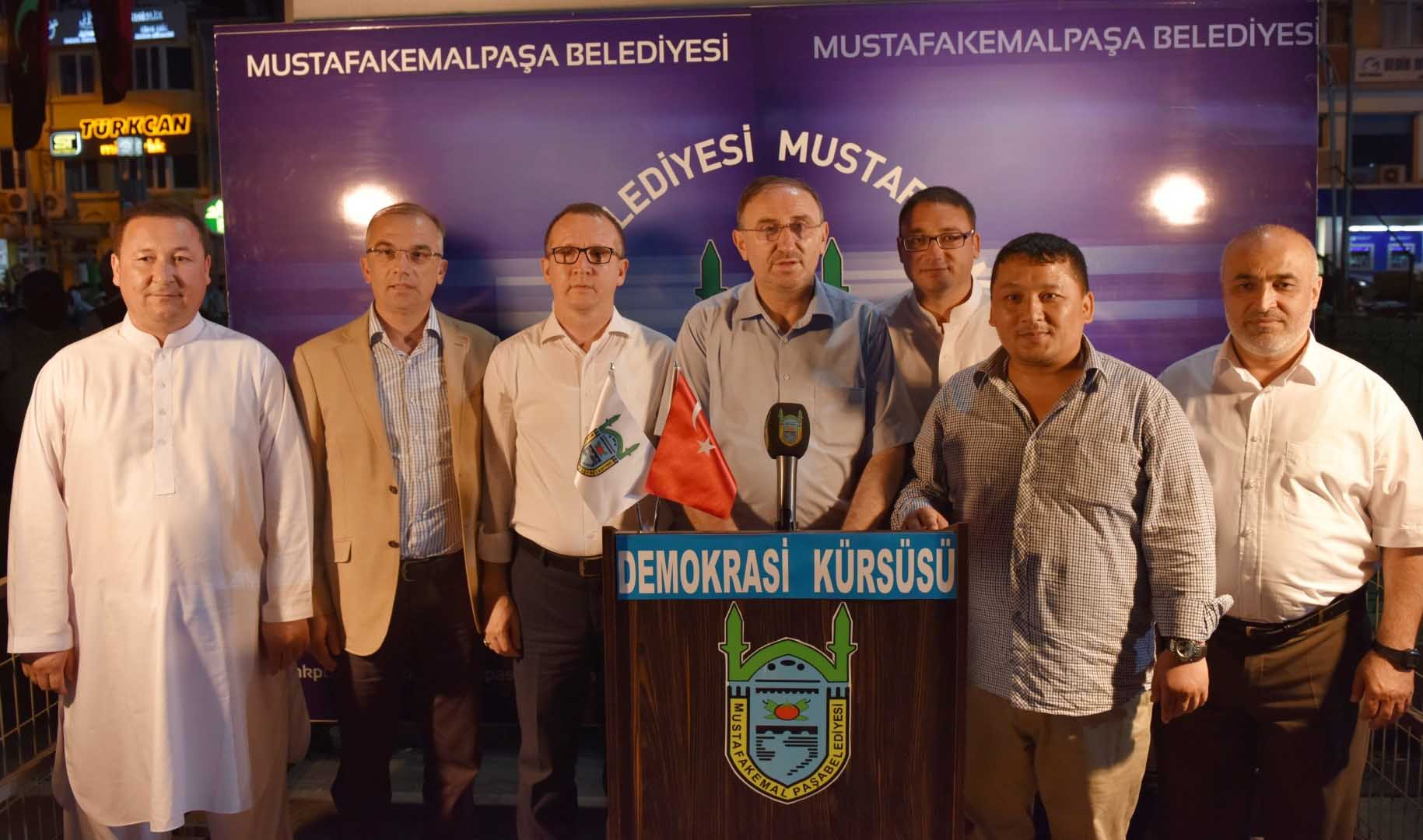 Mustafakemalpaşa'da demokrasi kürsüsü 