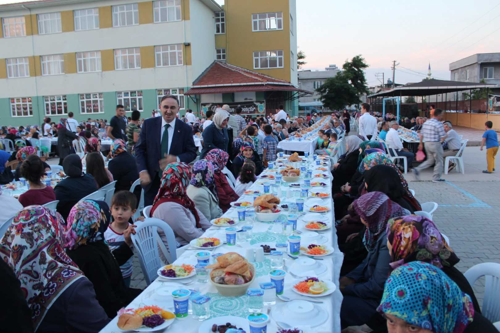 Yalıntaş'ta bin kişilik iftar sofrası