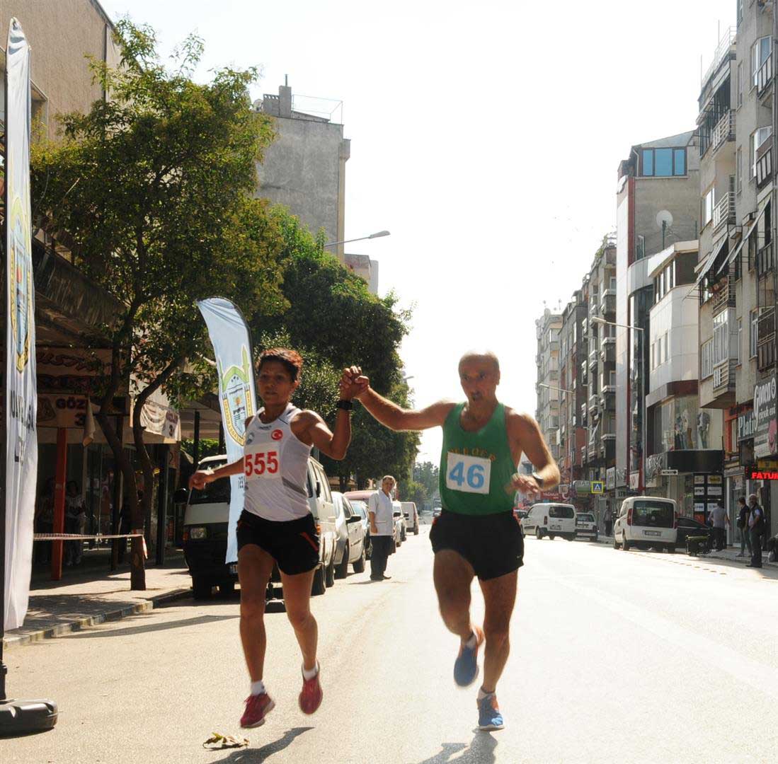 Atletler zorlu maratonda ter döktü 