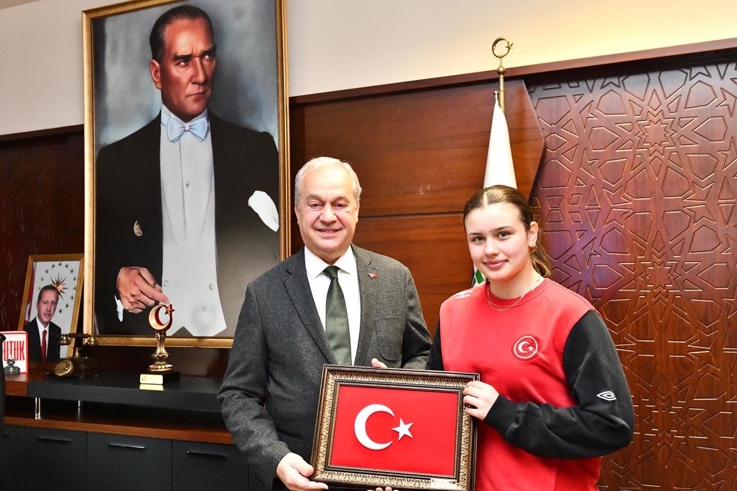 BELEDİYE GÜREŞÇİSİ BALKAN ŞAMPİYONU